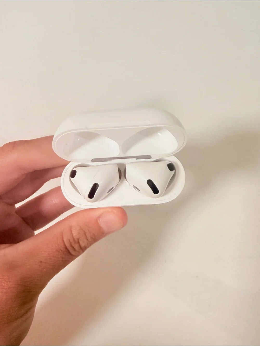 Apple White Wireless Earbuds with Charging Case